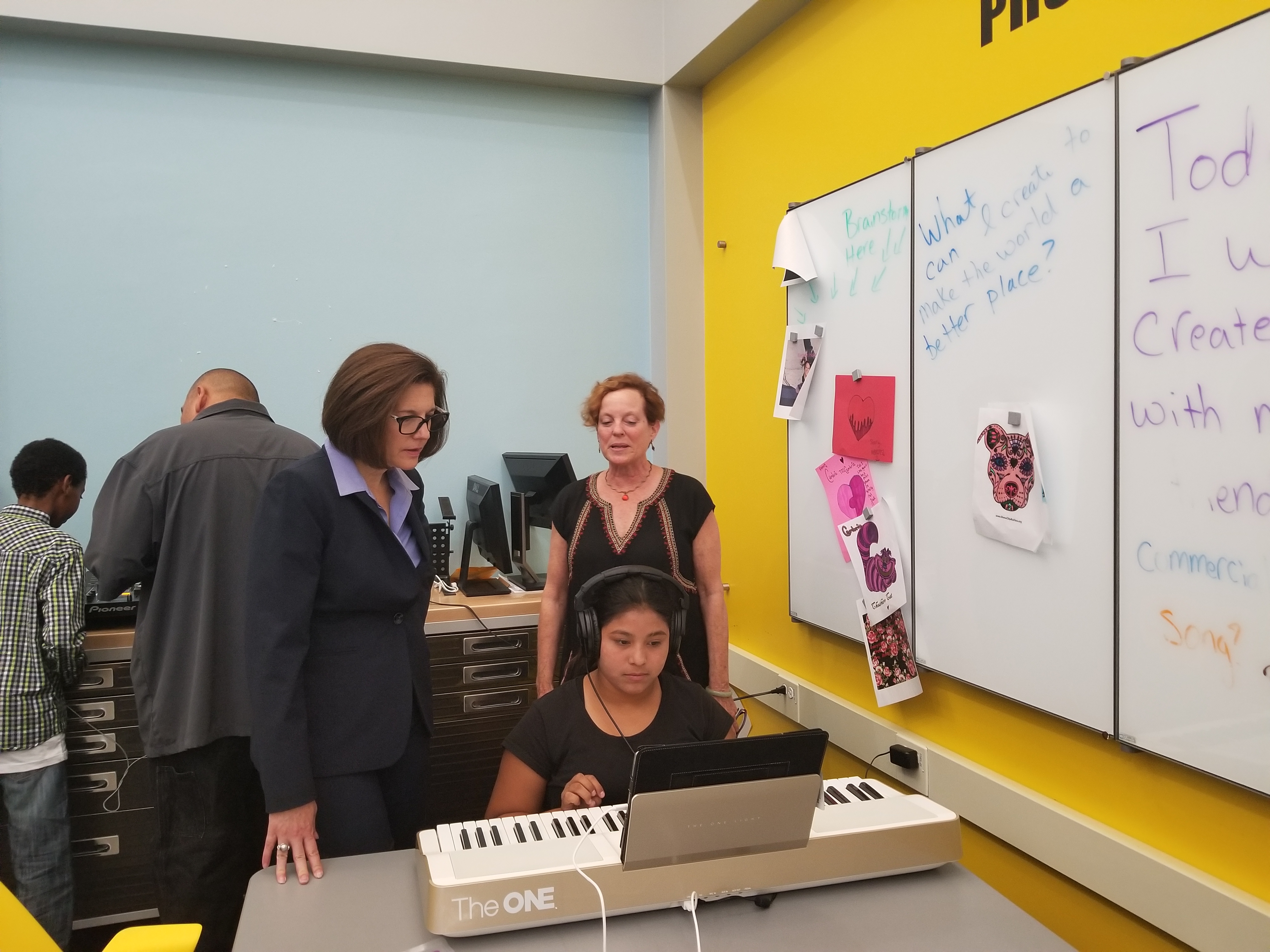 Cortez Masto Visits Best Buy Teen Tech Center